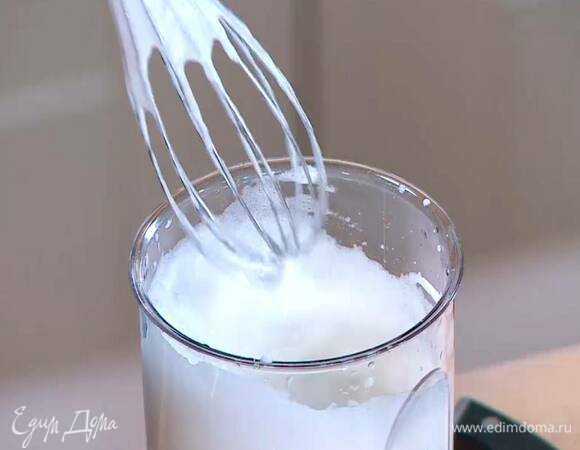 Белки взбить блендером с насадкой-венчиком в плотную пену.