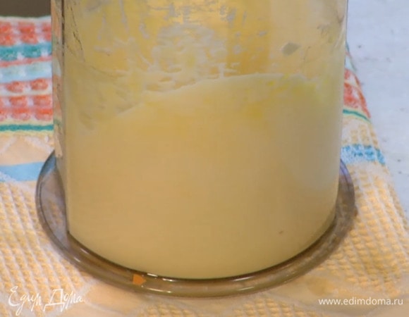 Желтки вместе с сахарной пудрой взбить блендером с насадкой-венчиком, так чтобы масса увеличилась в объеме в два раза.