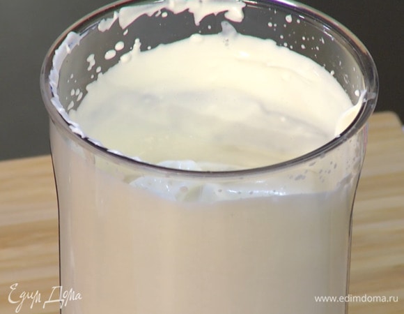 Сливки взбить блендером с насадкой-венчиком в пышную массу.