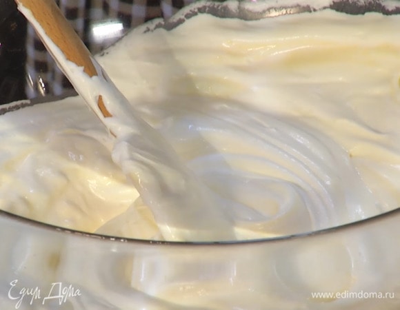 Перемешать желтково-сахарную массу со взбитыми сливками, добавить ванильную пасту, половину взбитых белков и аккуратно вымешать.