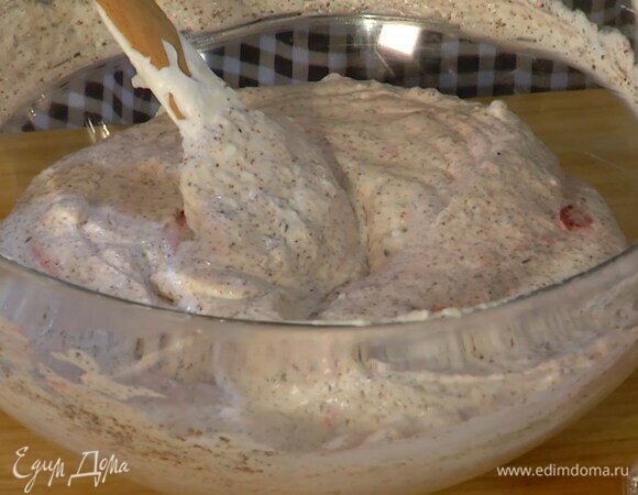 Шоколад натереть на мелкой терке, всыпать в сливочную массу, добавить вишню и перемешать, затем ввести оставшиеся белки и все вымешать.