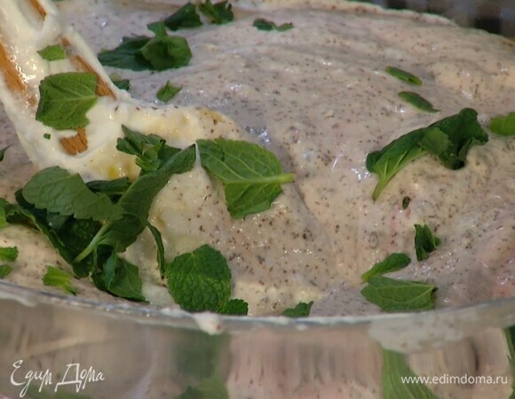 Листья мяты порвать руками (1 веточку оставить для украшения), добавить в сливочную массу и перемешать.