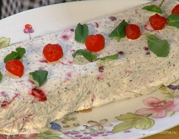 Застывшее парфе украсить оставшимися листьями мяты и вяленой вишней.