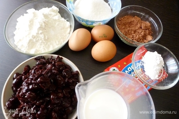 Подготовить ингредиенты для шоколадного пирога. Вишню можно использовать консервированную или замороженную. Удалить косточки и слить сок. Вес вишни указан без косточек.