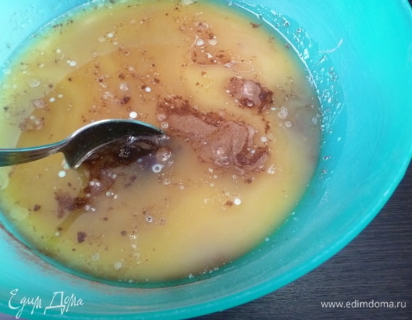 Смешать какао с сахаром. Влить молоко и растопленное сливочное масло. Перемешать венчиком, пока не растворится сахар. Получается что-то наподобие жидкого крема. Отмерить 170–200 мл крема для пропитки пирога и пока отставить в сторону.