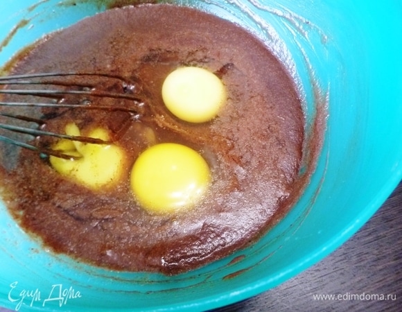 Вбить три яйца и перемешать.