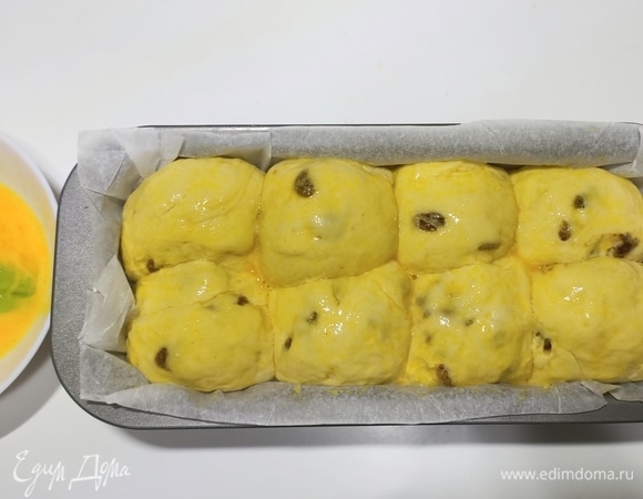 Когда тесто поднимется, смазать верх яйцом и отправить в предварительно разогретую духовку.