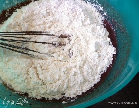 Всыпать просеянную муку с разрыхлителем. Перемешать до однородности.