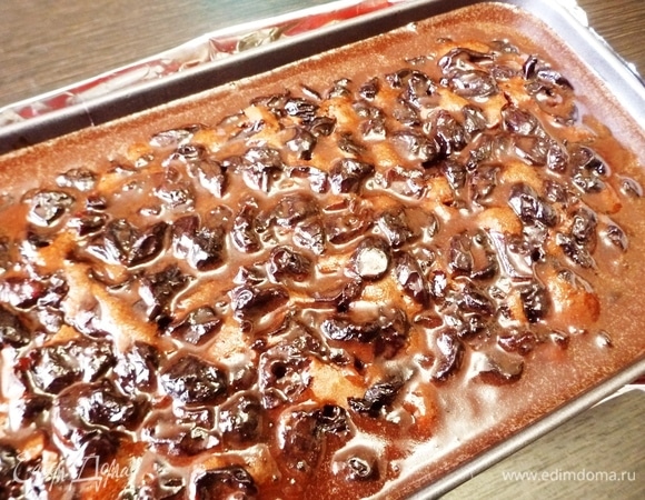 Заранее разогреть духовку до 150°C. Поставить в нее форму и выпекать 1 час при температуре 150°C. Достать готовый пирог, сделать проколы зубочисткой и залить кремом. Помните, мы сохранили немного крема? Пирог считается готовым, когда остынет. Но чем дольше он стоит и пропитывается, тем вкуснее и нежнее он становится. Я обычно готовлю пирог с вечера, и он ночь у меня пропитывается. Приятного аппетита!