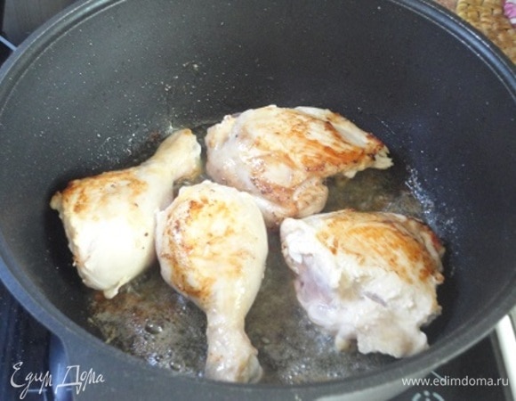 Куриные ножки разделить на голени и бедра. Хорошо обсушить. Масло сливочное и растительное хорошо разогреть и обжарить на нем кусочки курицы до золотистой хрустящей корочки. Переложить на отдельную тарелку.