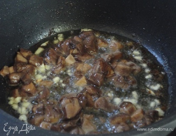 В этой же сковороде обжариваем грибы минут 5, затем добавляем чеснок.