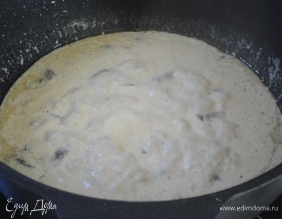 Вливаем горячий бульон, добавляем сливки. Доводим до кипения и добавляем горчицу. Готовим около 10 минут при медленном кипении. Солим, перчим по вкусу.