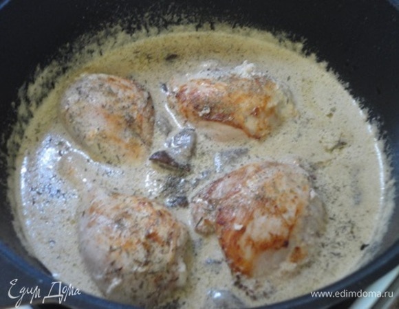 В жаропрочную форму выливаем соус и выкладываем голени. Я запекала в том же сотейнике, в котором жарила курицу и готовила соус. Посыпаем листиками свежего тимьяна или сухого. Запекаем в разогретой до 200°C духовке 20 минут.