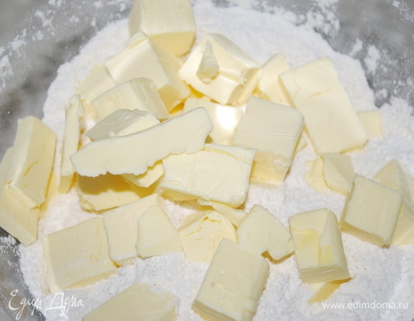 Для песочных коржей смешать простую муку с солью, разрыхлителем, сахаром и фундучной мукой. Добавить масло и перемешать все в крошку. С этой задачей за пару минут справилась бы кухонная машина KENWOOD.