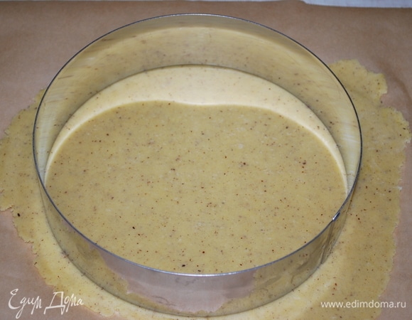 Раскатать тесто толщиной 5–6 мм и выпекать при 170°C примерно 15–20 минут, до ровного золотистого цвета. Из этого количества теста получается четыре коржа диаметром 22 см.