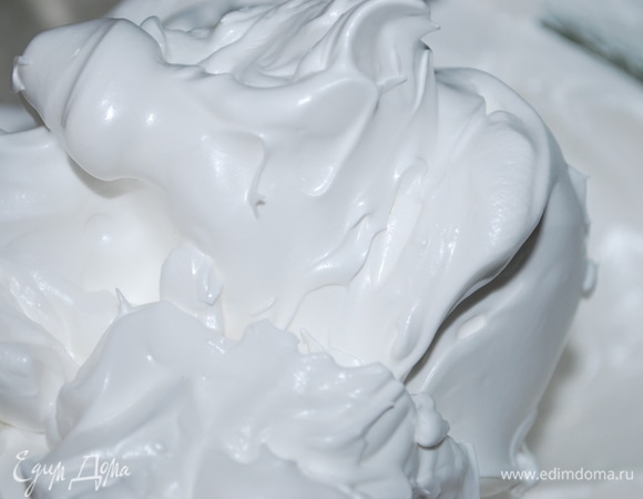 Из белка и сахара приготовить безе. Взбить белок и сахар и нагреть все на водяной бане до 60°C. Снять с водяной бани и продолжить взбивать до остывания. Когда масса увеличится в объеме, станет гладкой и будет хорошо держать форму, безе готово.