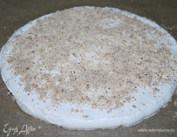 Отсадить безе в кондитерский мешок с круглой насадкой и нанести на пекарскую бумагу диаметром 22 см. Сверху посыпать мелко рубленым фундуком или фундучной мукой. Поставить сушиться в духовку на 1,5–2 часа при 100–110°C.