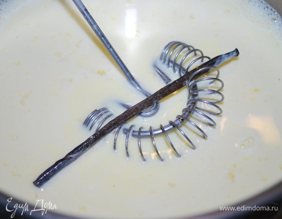 Для заварного крема смешать молоко, желтки, крахмал и сахар.