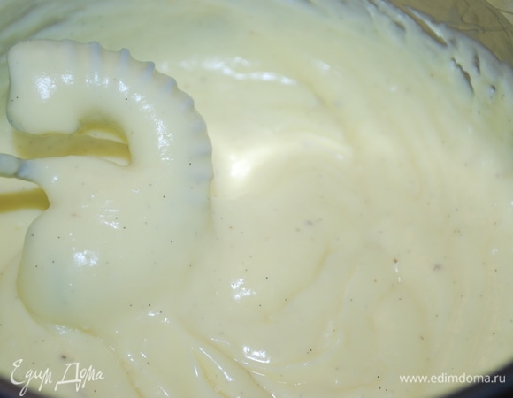 Добавить семена ванили и сварить, непрерывно помешивая, заварной крем.