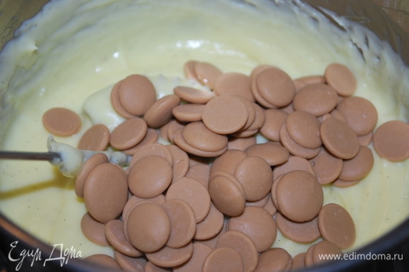 В горячий крем добавить карамельный шоколад и хорошо перемешать.