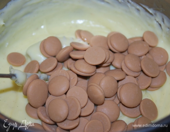 В горячий крем добавить карамельный шоколад и хорошо перемешать.