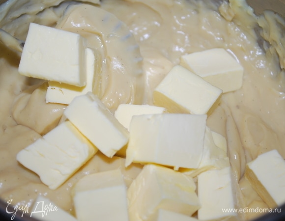 Как только крем остынет до 40°C, добавить сливочное масло. Все хорошо пробить блендером и дать крему остыть.