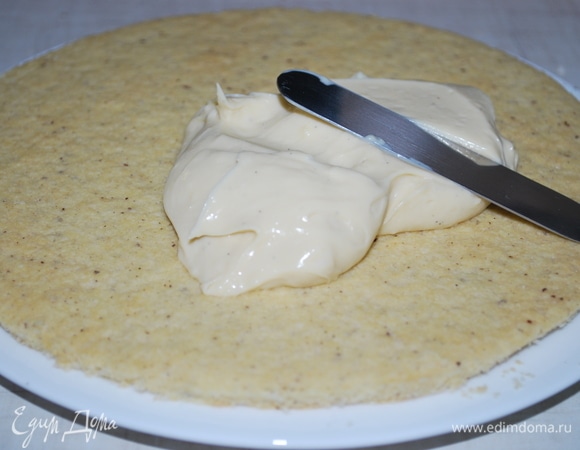 Соберем торт. На песочный слой нанести крем.