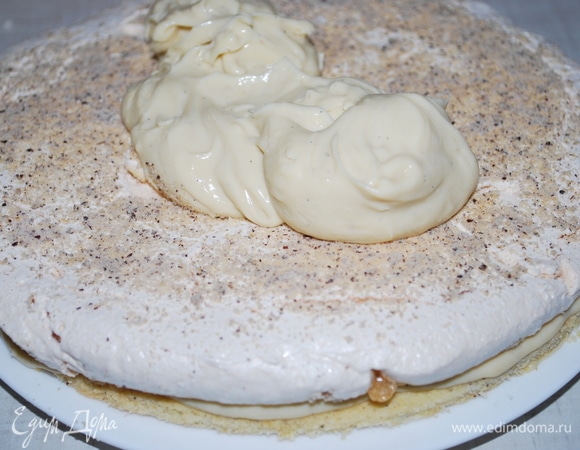 На крем выложить слой безе и сверху нанести еще крема. Таким образом собрать весь торт.