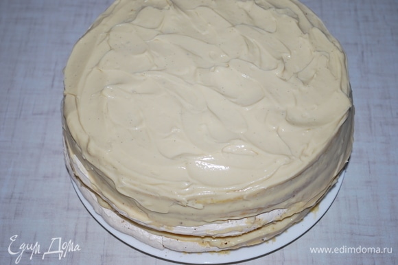 Торт покрыть сверху кремом, украсить по своему желанию и через час можно подавать к столу.