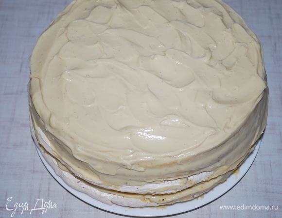 Торт покрыть сверху кремом, украсить по своему желанию и через час можно подавать к столу.