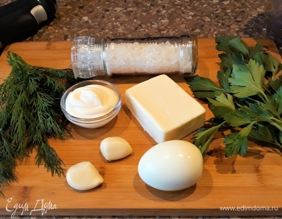 Яйцо сварить вкрутую. Чеснок очистить. Зелень промыть и обсушить.