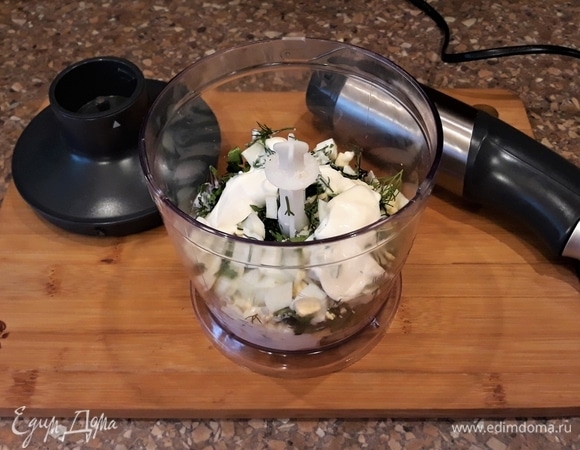 В блендер поместить нарезанные яйцо, зелень укропа и петрушки, чеснок, плавленый сыр. Добавить майонез и соль по вкусу.