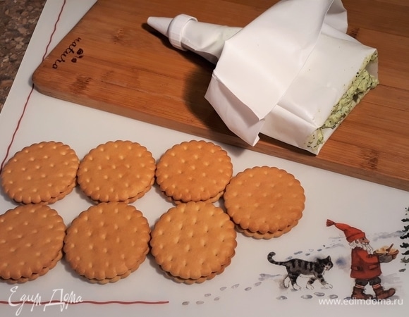 Переложить сырную массу в кондитерский мешок.