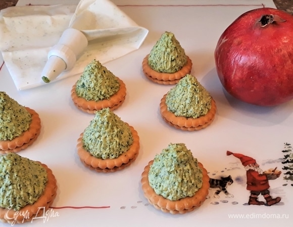 Выложить на круглые соленые крекеры в виде елки. Я поработала вилкой, чтобы было похоже.