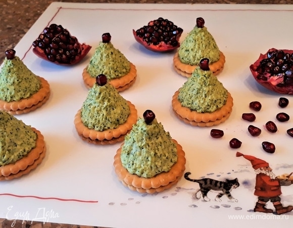 Верхушки елок украсила зернами граната — «звезды».