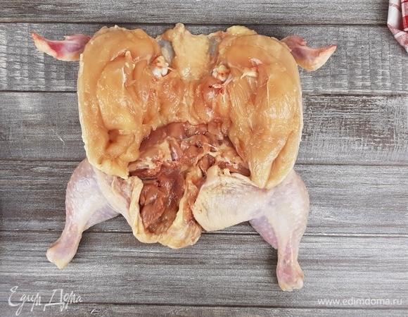 Вырезать костный каркас на самом деле очень просто. Главное — не спешить. Я делала это впервые и справилась за 10 минут! Уверена, у вас тоже все получится.<br />
Разделку цыпленка начинаем с грудки. Острым концом ножа аккуратно отделяем филе от ребер. Разрезаем плечевую и бедренную кости. То же самое повторяем со второй половиной птицы. Затем, начиная от курдюка, очень осторожно отделяем хребет от кожи. Вырезаем обе бедренные косточки. Солим.