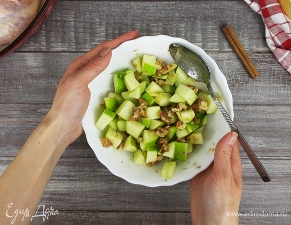 Грецкие орехи рубим ножом на крупные кусочки. Яблоки нарезаем кубиком. Смешиваем орехи и яблоки с медом.