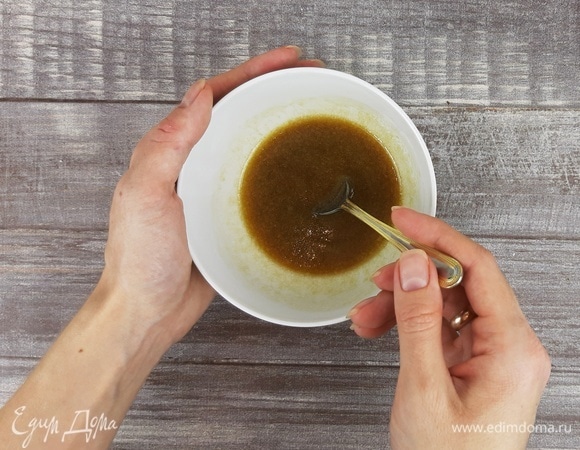 Для глазури смешиваем растопленное сливочное масло, соевый соус и мед.