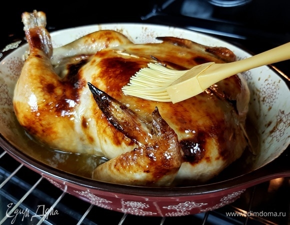 После основного запекания цыпленка при 180°C увеличиваем температуру до максимальной, также можно включить конвекцию. Смазываем цыпленка тонким слоем глазури и убираем в духовой шкаф на пару минут. Затем снова достаем цыпленка и еще раз смазываем глазурью. Повторяем это 3–5 раз до получения красивой румяной корочки. Приятного аппетита!