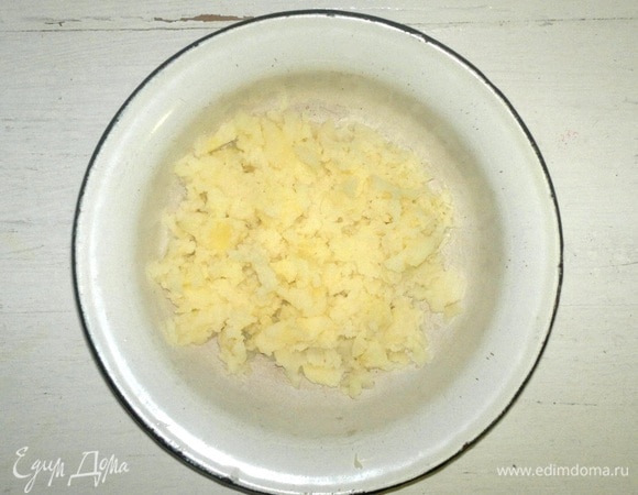 Вареный картофель натереть на мелкой терке.