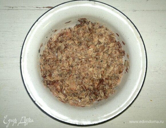 С консервированной рыбы слить жидкость. Рыбу измельчить вилкой.