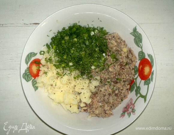 В миске соединить подготовленные продукты, поперчить.