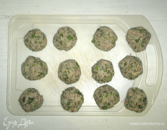 Из рыбной массы скатать небольшие и одинаковые шарики.