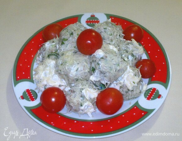 Выложить рыбные шарики на тарелку. Полить оставшимся майонезом и посыпать оставшимся сыром. Украсить по желанию и подать закуску к новогоднему столу. Приятного аппетита!