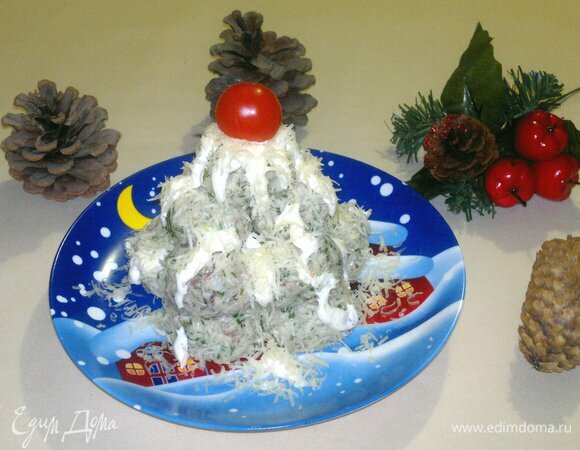 Можно выложить рыбные шарики на тарелку в форме елочки. С наступающим Новым годом!