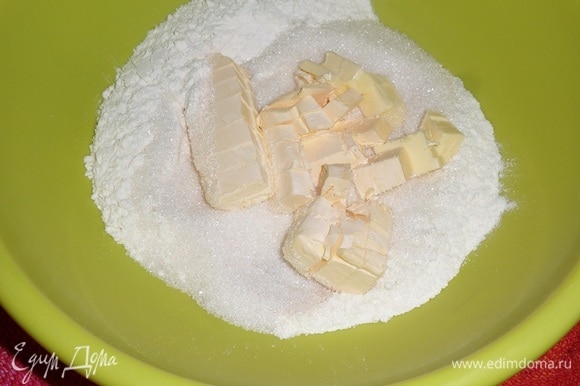 Подготовим продукты. В чашку просеиваем муку, добавляем сахар, щепотку соли, разрыхлитель теста, сливочное масло. С помощью вилки перетираем все ингредиенты в крошку.