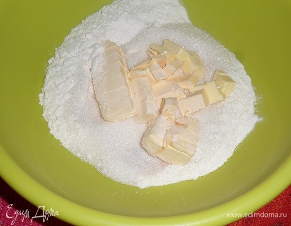 Подготовим продукты. В чашку просеиваем муку, добавляем сахар, щепотку соли, разрыхлитель теста, сливочное масло. С помощью вилки перетираем все ингредиенты в крошку.