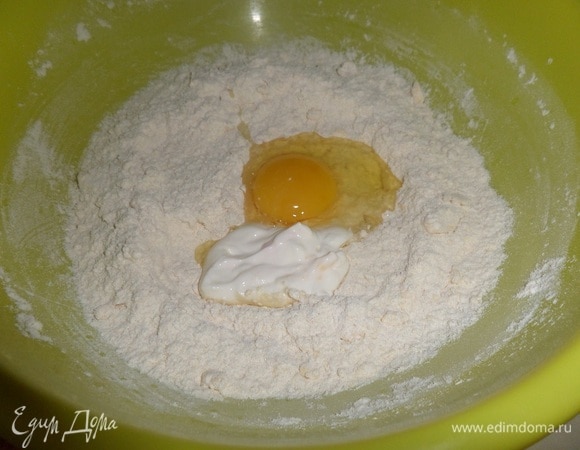 Добавляем яйцо и сметану.