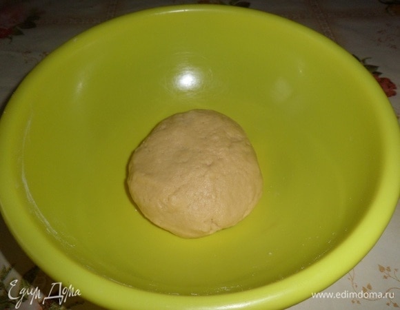 Замешиваем тесто. Убираем на 10 минут в морозильную камеру, пока готовим начинку.