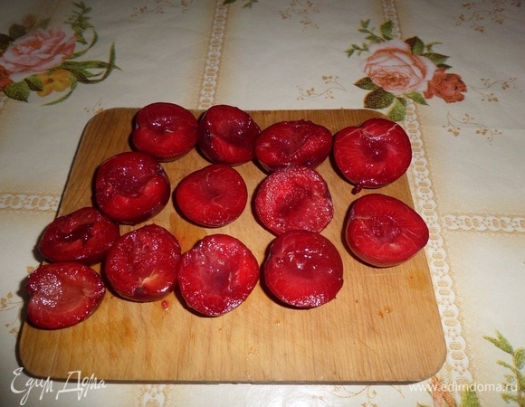 Сливы промываем водой. Разрезаем на две части, убираем косточку. Половинки слив нарезаем дольками. 2 ст. л. сахарной пудры смешиваем с крахмалом в отдельной чашке.